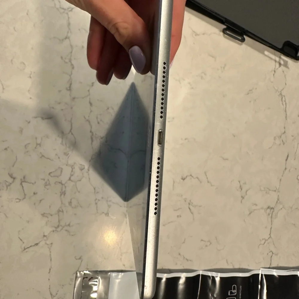 Apple Silver iPad Full-Size Tablet
